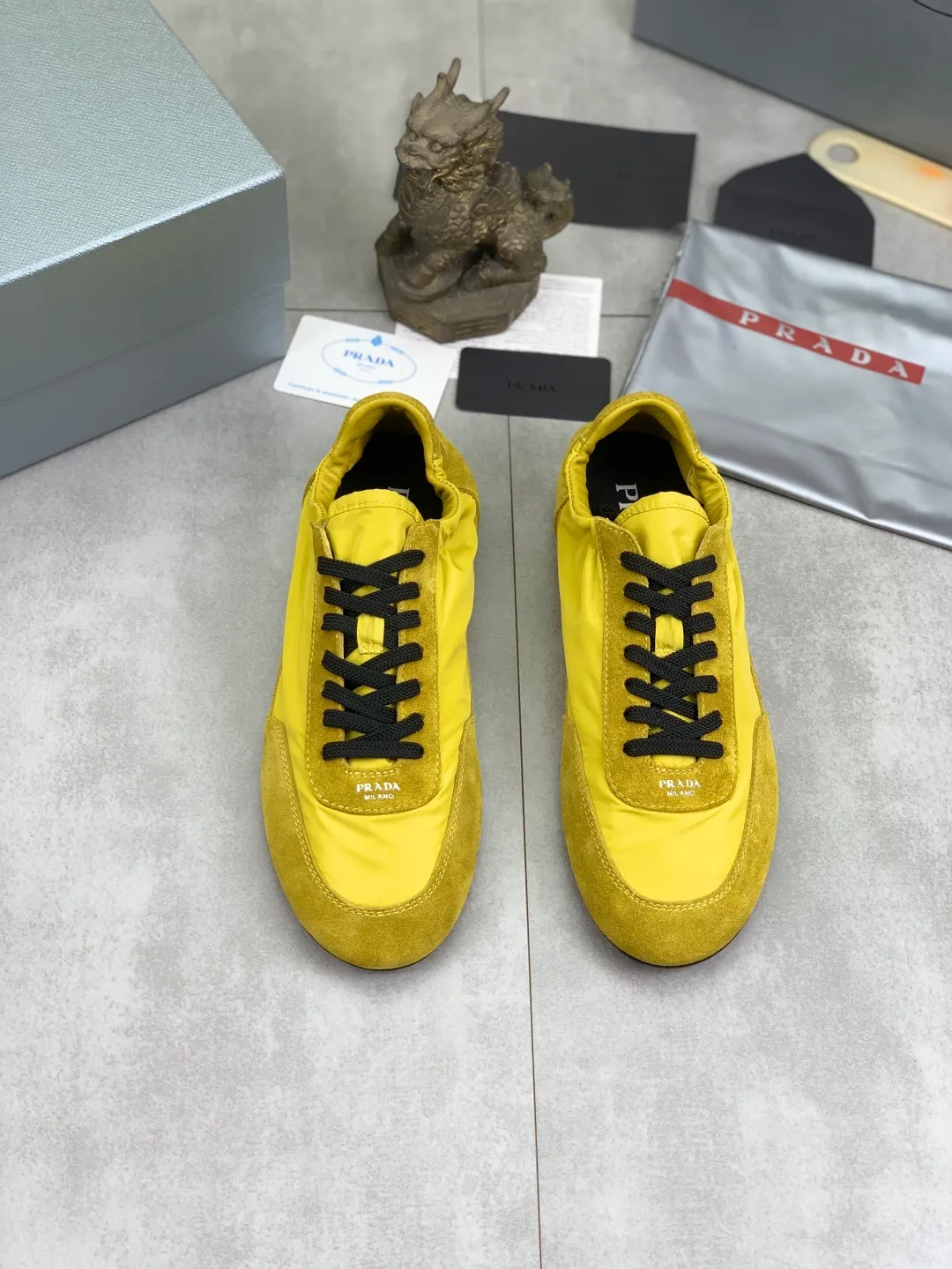 Men's shoes 💰P500💰【New style】hot style is on the official website, 🆘 Trendy brand (Prada) mainly promotes hot style, avant-garde and versatile fashion men's shoes private version mold opening, cowhide surface splicing 1:1 replica... fashionable and simple, original imported cowhide lining cowhide feet; the atmosphere and personality are more fashionable, eye-catching and pursuing class. It will subvert the old idea and be a must-have for fashion trendsetters with you! Must keep it for yourself! Tall and comfortable, large and low, high-end quality workmanship. Size: 38-44; 6️⃣colors available.